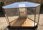 Ancien comptoir vitrine de magasin.