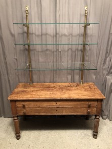 Ancien meuble de présentation de magasin.