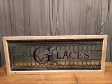 Ancienne enseigne de magasin.