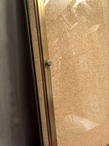 Ancienne vitrine murale de magasin.