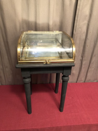 Ancienne petite vitrine de magasin.