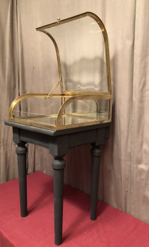 Ancienne petite vitrine de magasin.