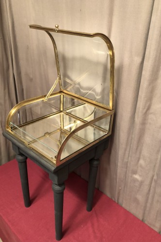 Ancienne petite vitrine de magasin.