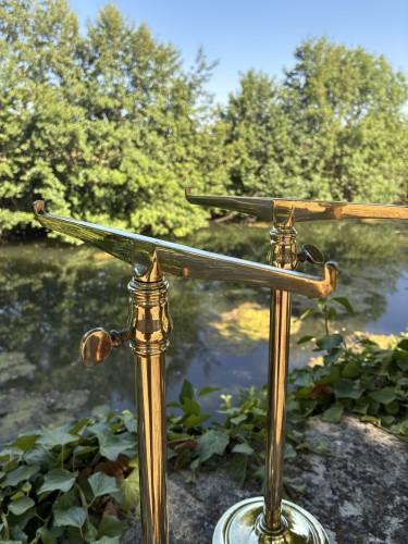 Paire de supports d'étagère.
