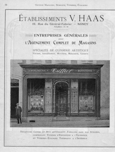 Exceptionnelle paire de vitrines anciennes de magasin de luxe.