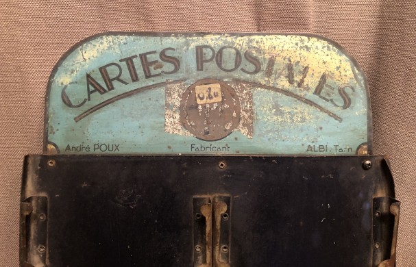 Ancien Présentoir mural à cartes postales.