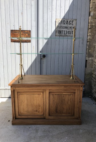Ancien meuble de magasin. (réservé)