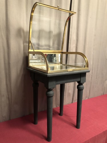 Ancienne petite vitrine de magasin.