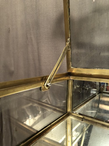 Ancienne petite vitrine de magasin.