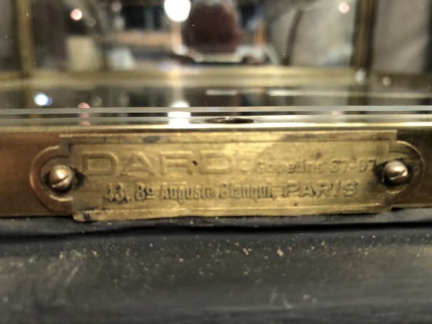 Ancienne petite vitrine de magasin.