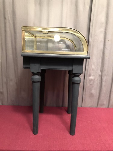 Ancienne petite vitrine de magasin.