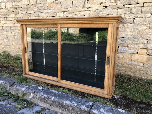 Ancienne vitrine murale.