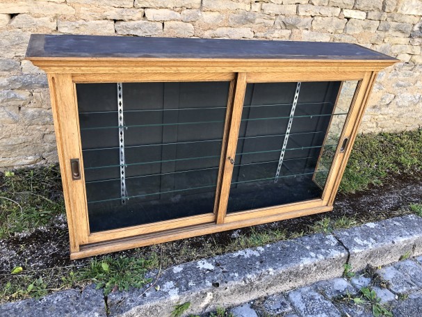 Ancienne vitrine murale.