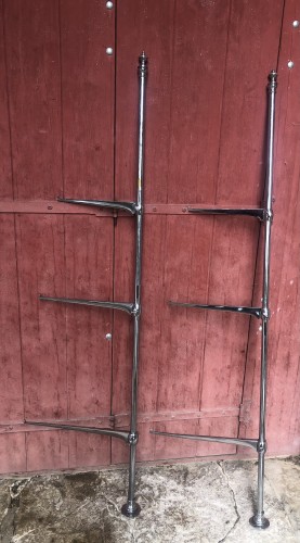 Anciens montants pour étagères de magasin.