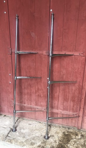 Anciens montants pour étagères de magasin.