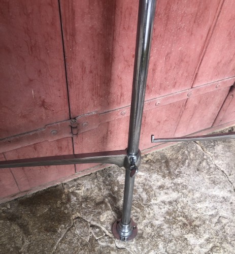 Anciens montants pour étagères de magasin.