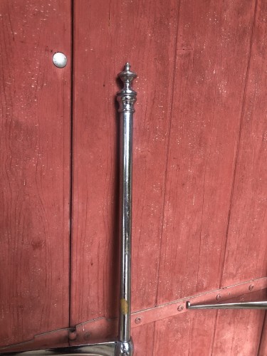 Anciens montants pour étagères de magasin.