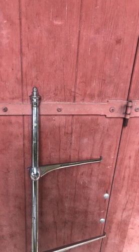 Paire de montants d'étagères de magasin ancien.