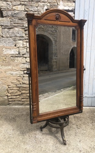 Old store mirror psyche.