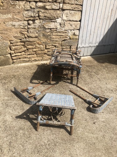 Ancienne chaise longue de jardin, jardin d'hiver.