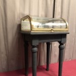 Ancienne petite vitrine de magasin.