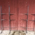 Anciens montants pour étagères de magasin.