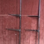 Anciens montants pour étagères de magasin.