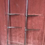 Anciens montants pour étagères de magasin.