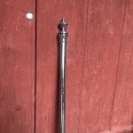 Anciens montants pour étagères de magasin.