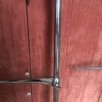 Anciens montants pour étagères de magasin.