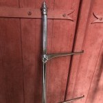 Paire de montants d'étagères de magasin ancien.