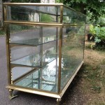 Ancien comptoir vitrine de magasin.
