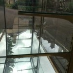 Ancien comptoir vitrine de magasin.