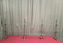 Ensemble d'anciens supports d'étagères de magasin.