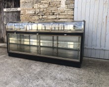 Important meuble vitrine ancien de confiserie, boulangerie, pâtisserie.