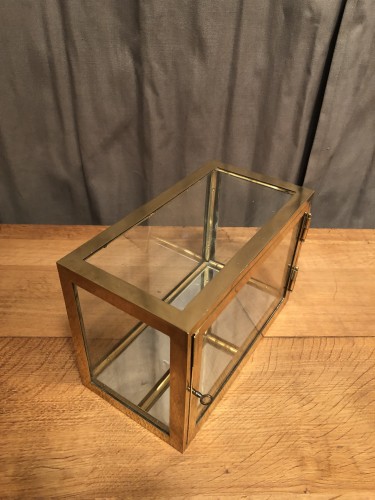 Ancienne très petite vitrine de présentation.