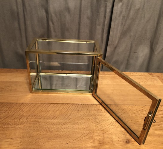 Ancienne très petite vitrine de présentation.