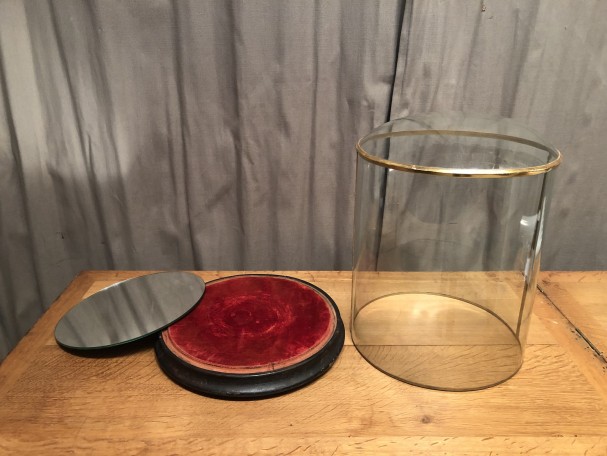 Ancien globe, vitrine de présentation.