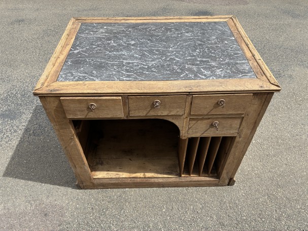 Ancien meuble comptoir, caisse de magasin, métier.