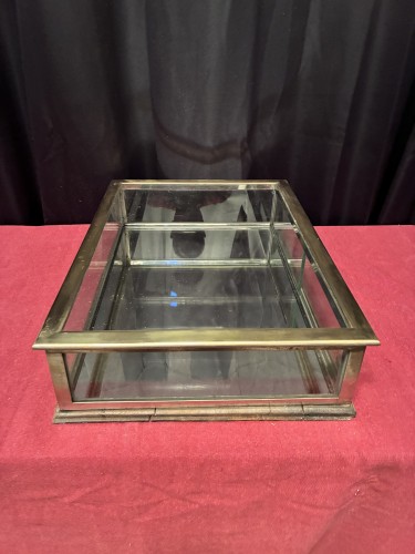 Ancienne petite vitrine de magasin.(réservée)
