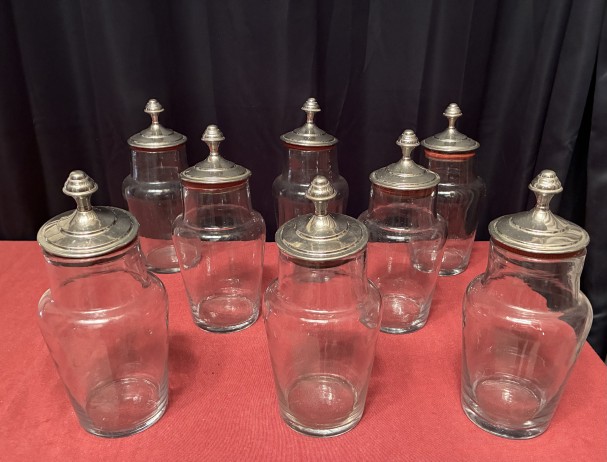 Suite de huit flacons, bocaux de confiserie.