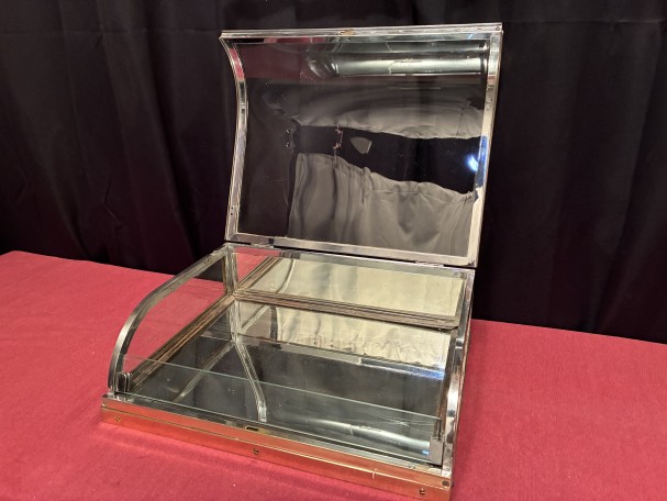 Ancienne petite vitrine de comptoir de magasin.