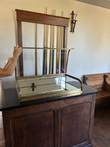 Ancienne vitrine de comptoir de magasin.