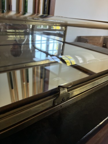 Ancienne vitrine de comptoir de magasin.