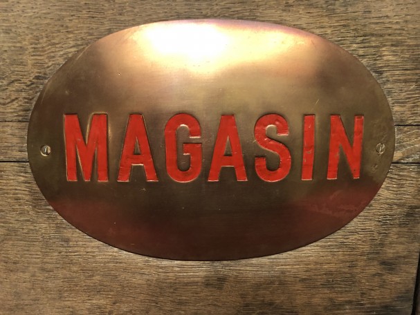 Ancienne plaque de magasin.