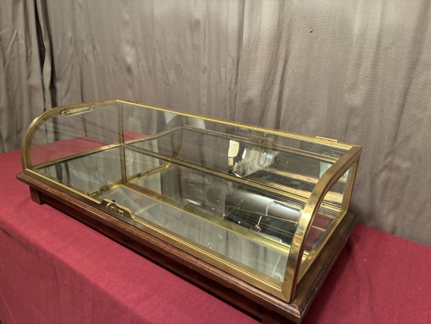 Ancienne vitrine de comptoir.