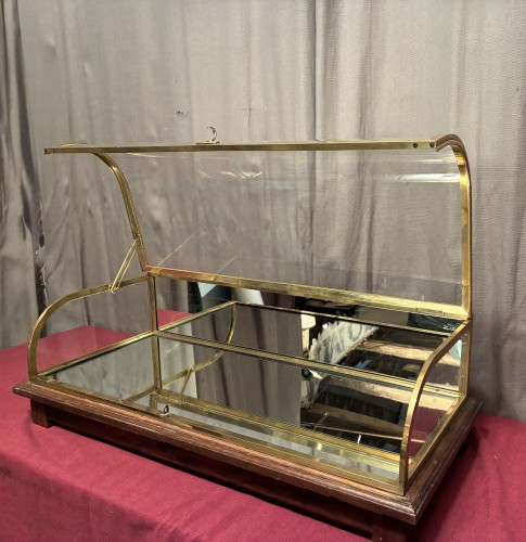 Ancienne vitrine de comptoir.