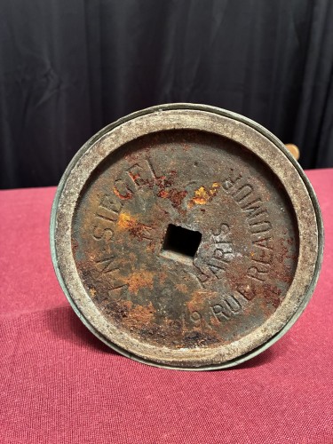 Ancien présentoir à vêtement de vitrine de magasin.