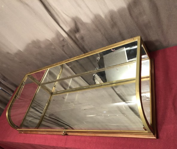 Ancienne grande vitrine de comptoir de magasin.
