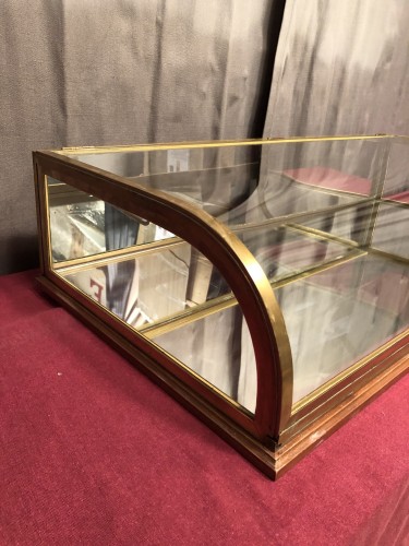 Ancienne grande vitrine de comptoir de magasin.